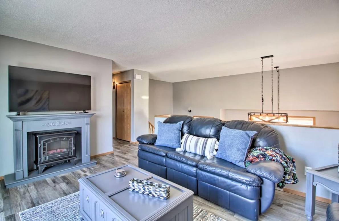Welcoming West Fargo Retreat W Backyard Villa Bagian luar foto