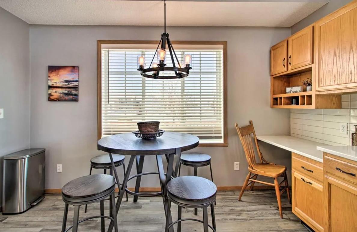 Welcoming West Fargo Retreat W Backyard Villa Bagian luar foto