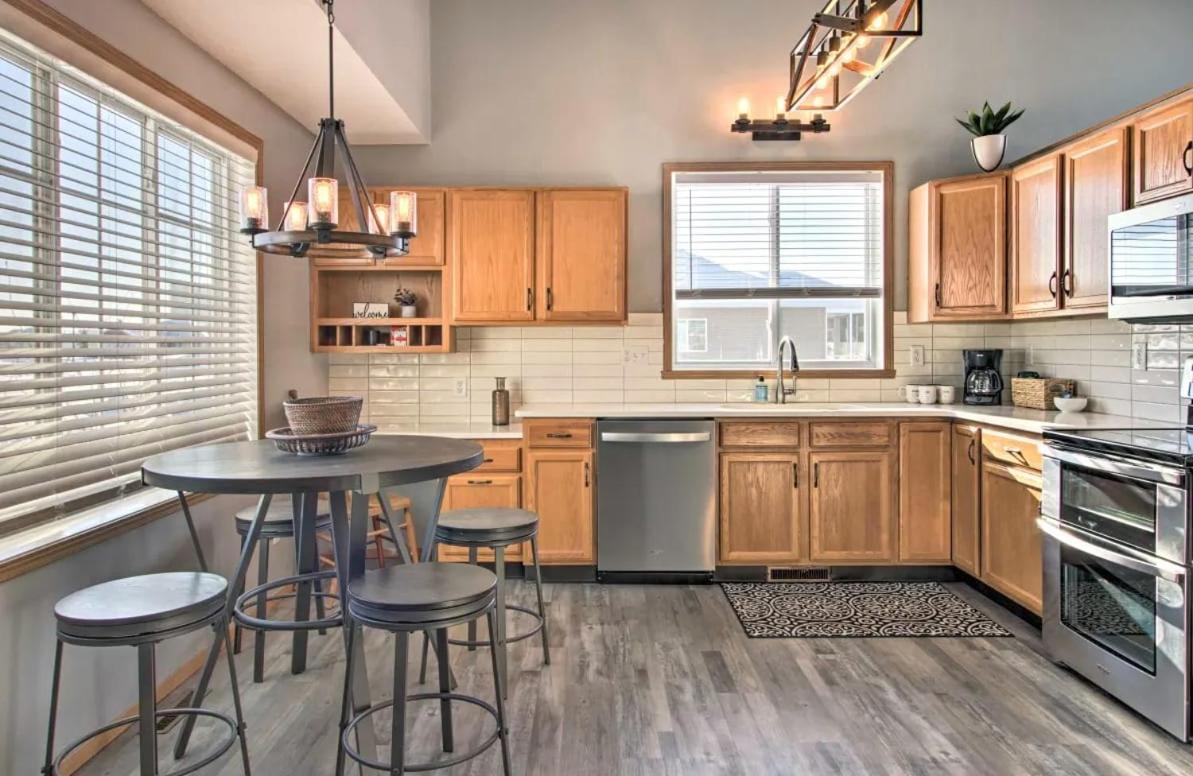 Welcoming West Fargo Retreat W Backyard Villa Bagian luar foto