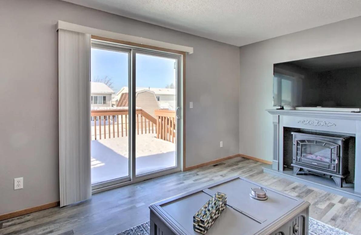 Welcoming West Fargo Retreat W Backyard Villa Bagian luar foto