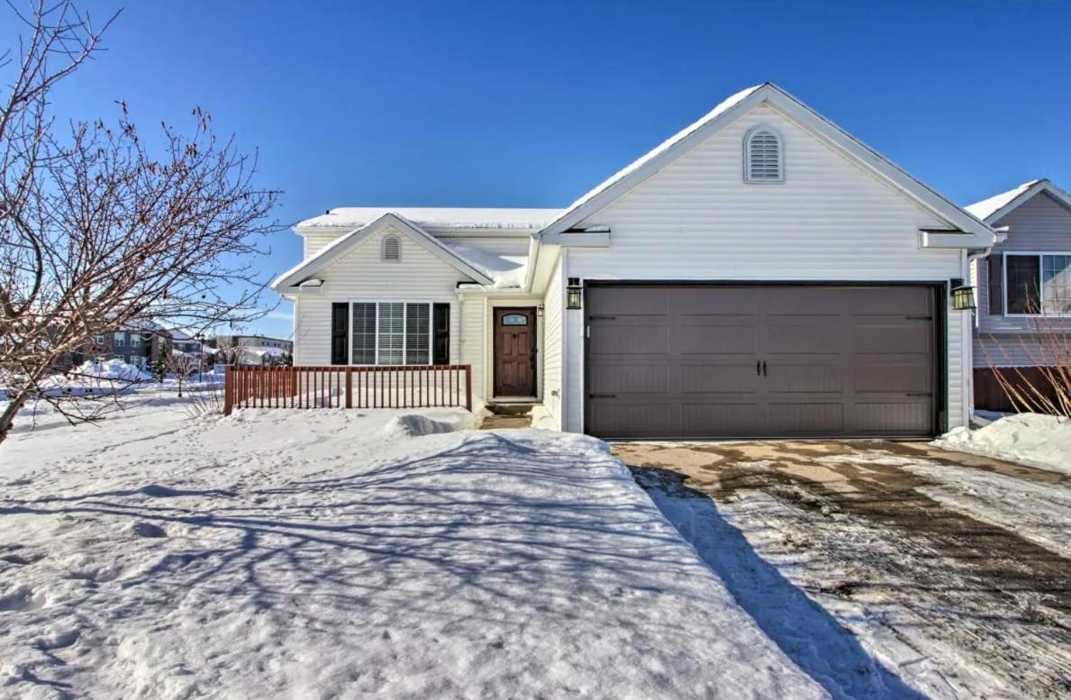 Welcoming West Fargo Retreat W Backyard Villa Bagian luar foto