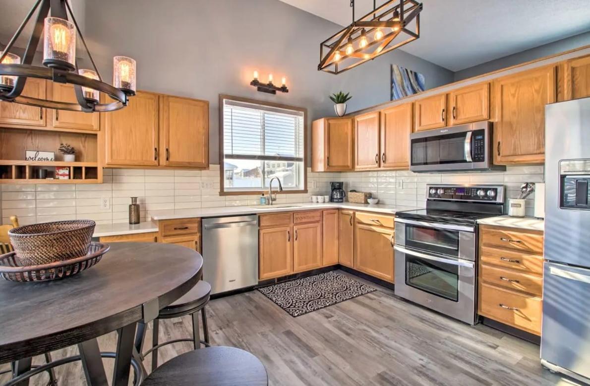 Welcoming West Fargo Retreat W Backyard Villa Bagian luar foto